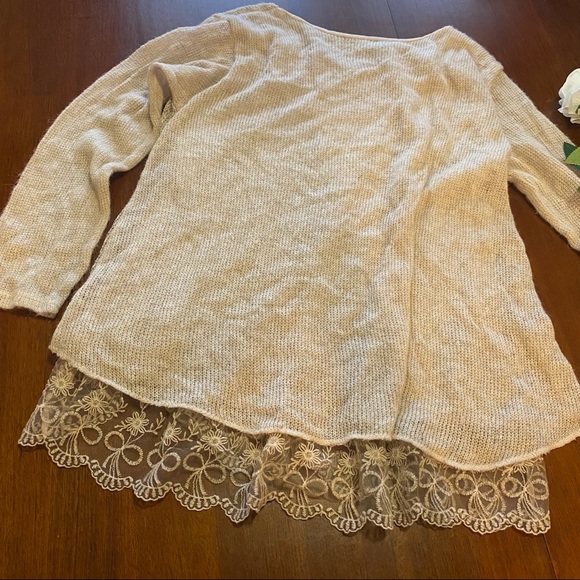 Beige lace hem knit top size US 8 - Picture 6 of 9
